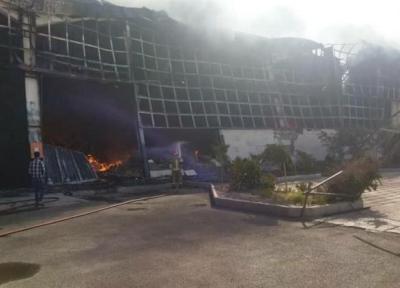 آتش سوزی در کارخانه مبل شمس آباد؛ 5 سوله آتش گرفت